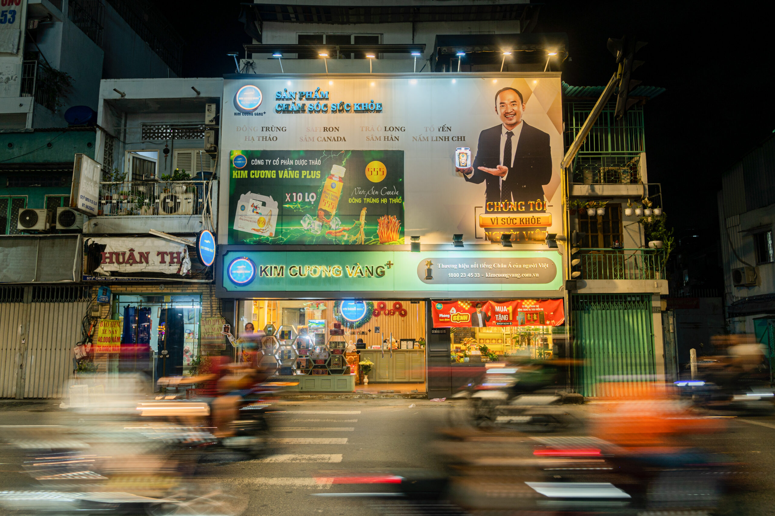 Khai trương showroom bán lẻ